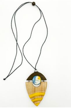 ΜΑΚΡΥ ΚΟΛΙΕ ΜΕ ΞΥΛΙΝΟ ΚΑΙ ΚΙΤΡΙΝΟ ΣΧΕΔΙΟ  | NECKLACES